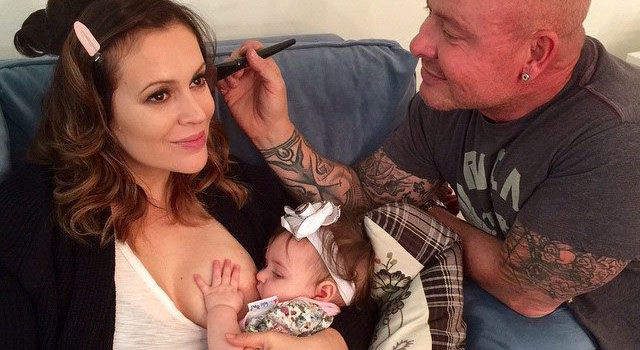 alyssa milano amamantando a su bebe