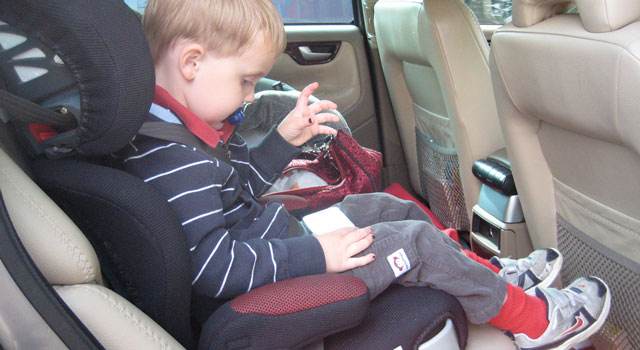trucos para que tu hijo se siente en la silla del coche