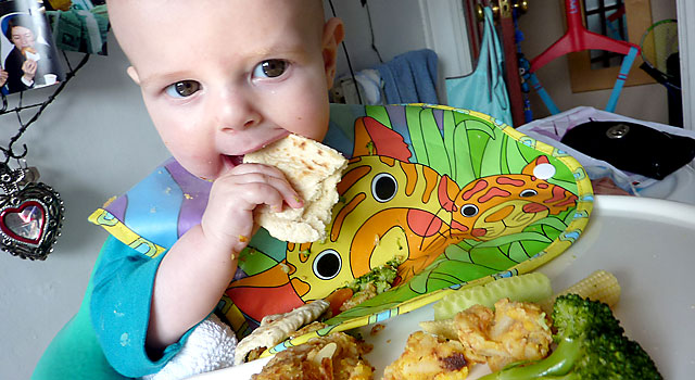 Cómo conseguir que tu hijo deje de tirar la comida al suelo
