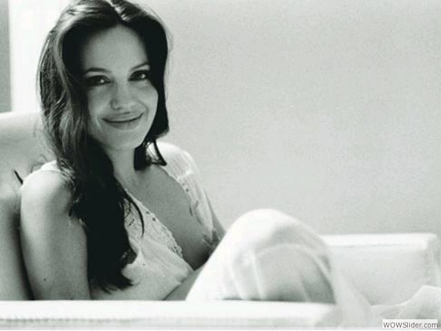 angelinajolie_breastfeeding
